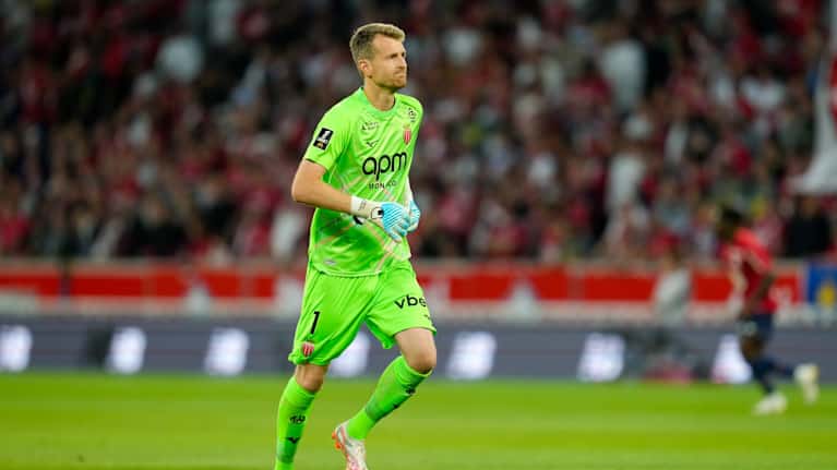 Lukas Hradecky hölkkää jalkapallokentällä pelin aikana.