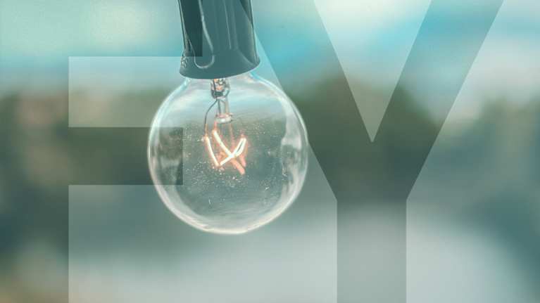 lähikuva lampusta ja päällä teksti "FY"