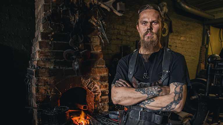 Anssi Routavirta seisoo kädet puuskassa ja katsoo kameraan.