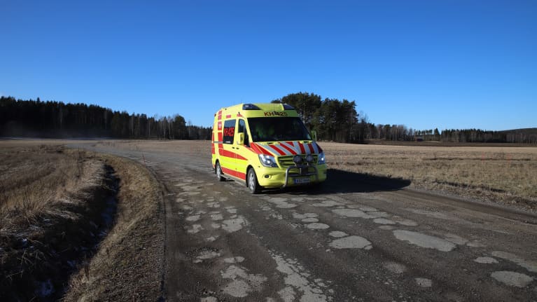 Kanta-Hämeen pelastuslaitoksen ambulanssi huonokuntoisella tiellä Hämeenlinnan Tuuloksessa.