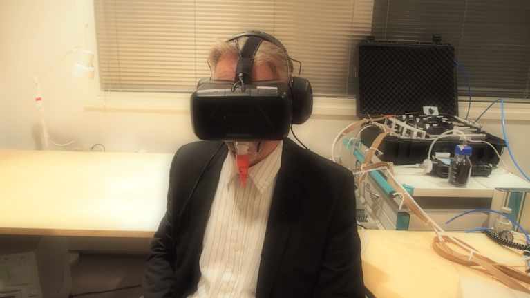 Professori Veikko Surakka VR-lasit kasvoilla