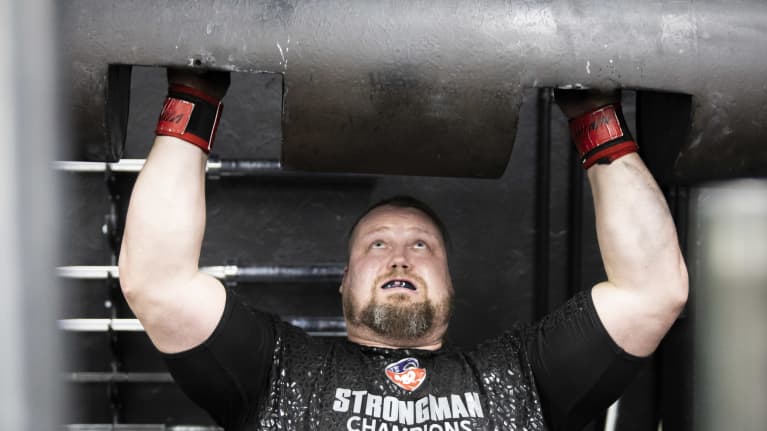 Mika Törrö nostaa ns. tukkia.