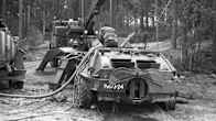 Taipalsaarella 1991 uponneen BTR-60 vaunun tyhjennys rannalla käynnissä.