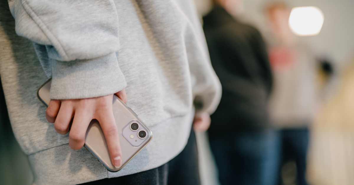 Kaksi vanhempaa perustelee, miksi puhelittomat koulupäivät eivät sovi kaikille - Yle