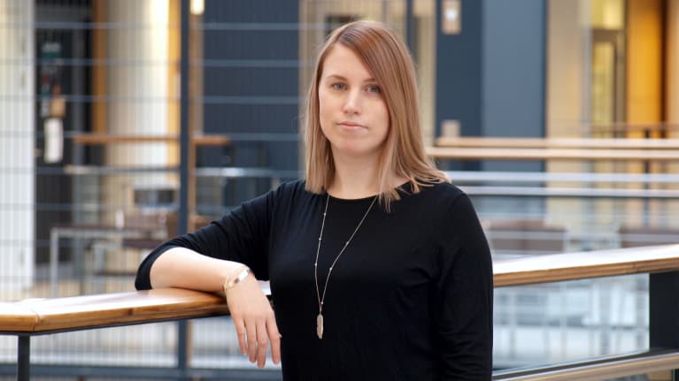 Potrettikuva Suvi Douglasista. Musta paita, kaulakoru, vaaleanruskeat puolipitkät hiukset.