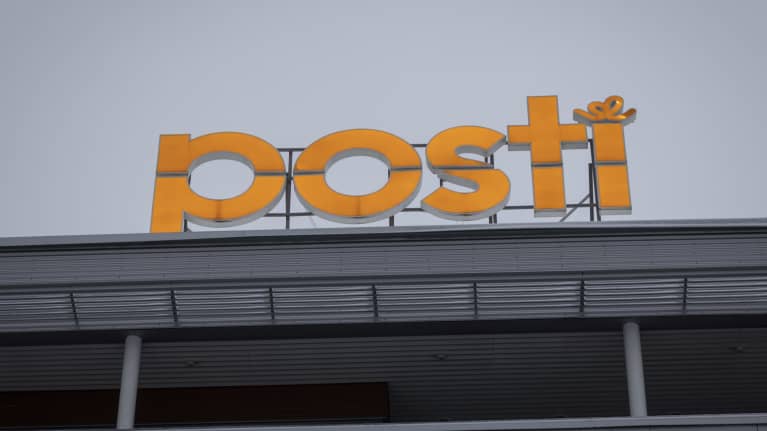 Postin logo rakennuksen katolla.