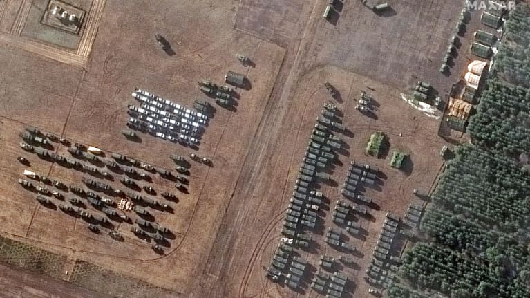 Den här bilden uppges visa militärfordon och -tält på ett litet flygfält nära staden Mazyr i Belarus. 