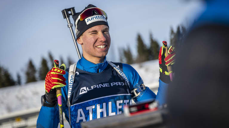 Ampumahiihtäjä Arttu Heikkinen harjoittelemassa Heinjoen harjoitteluradalla Kuopiossa.