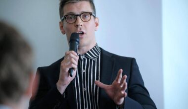 Näyttelijä ja käsikirjoittaja Antti Holma debytoi oopperaohjaajana Kuopiossa | Paikalliset