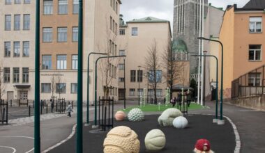 Leikki ja luonto kohtaavat Kallion oppilaitosten uusissa taideteoksissa, tekijöinä Saara Ekström ja Emmi Jormalainen