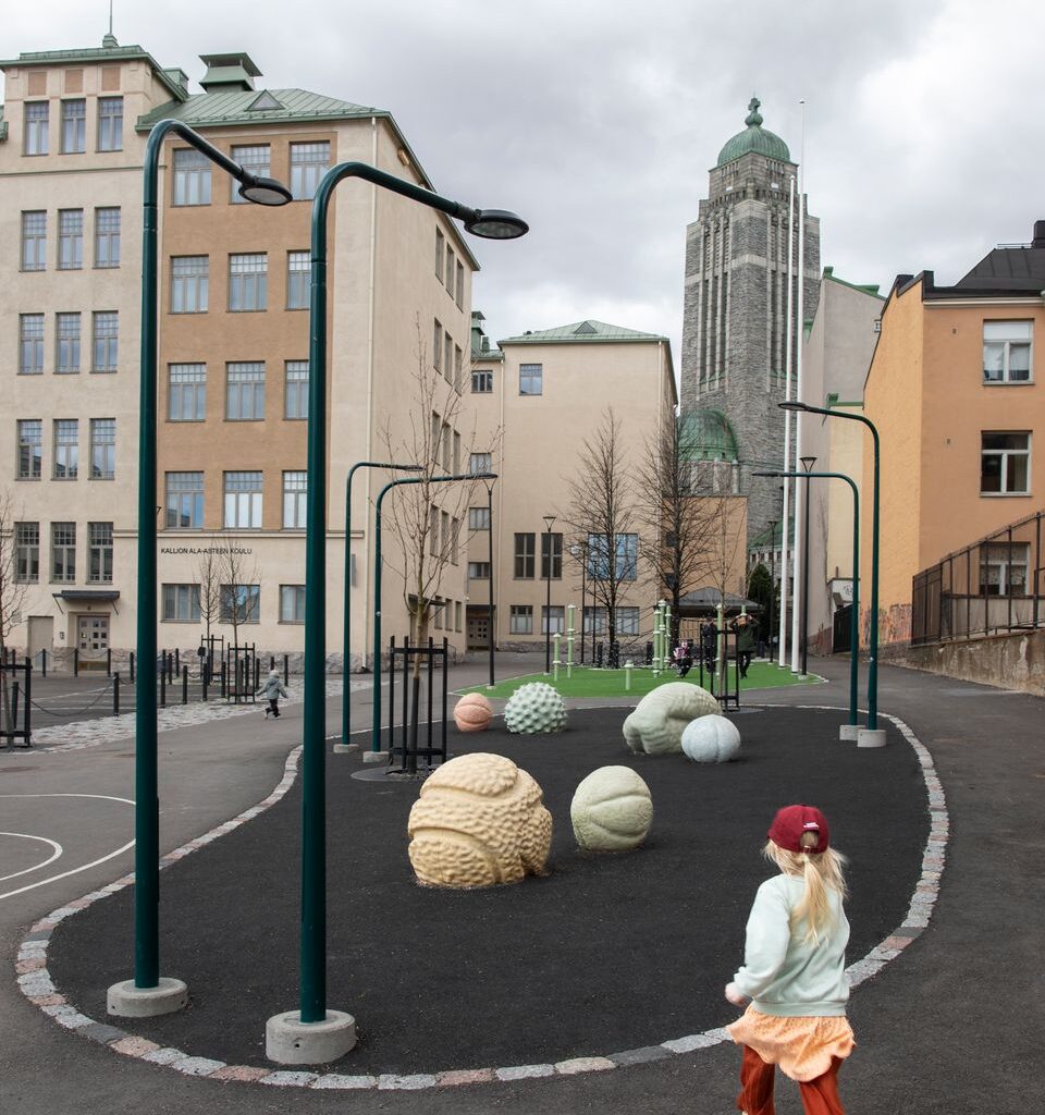 Leikki ja luonto kohtaavat Kallion oppilaitosten uusissa taideteoksissa, tekijöinä Saara Ekström ja Emmi Jormalainen