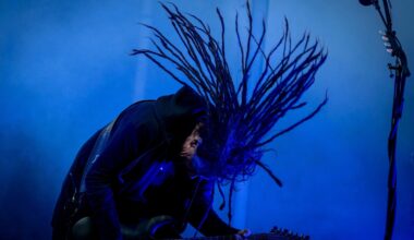 Video: mies nautti Kornin konsertista liikaa ja näpelöi itseään – sai käkättimeen ja heitettiin ulos