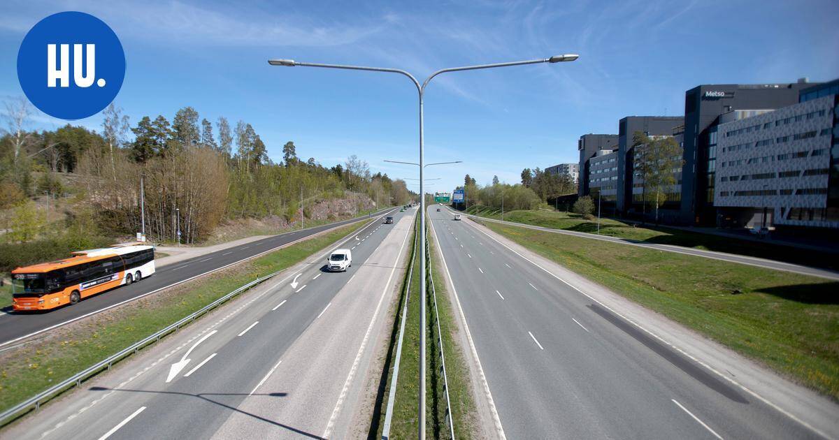 LV: Autoilija pakeni poliisia Länsiväylällä 210 km/h | Paikalliset