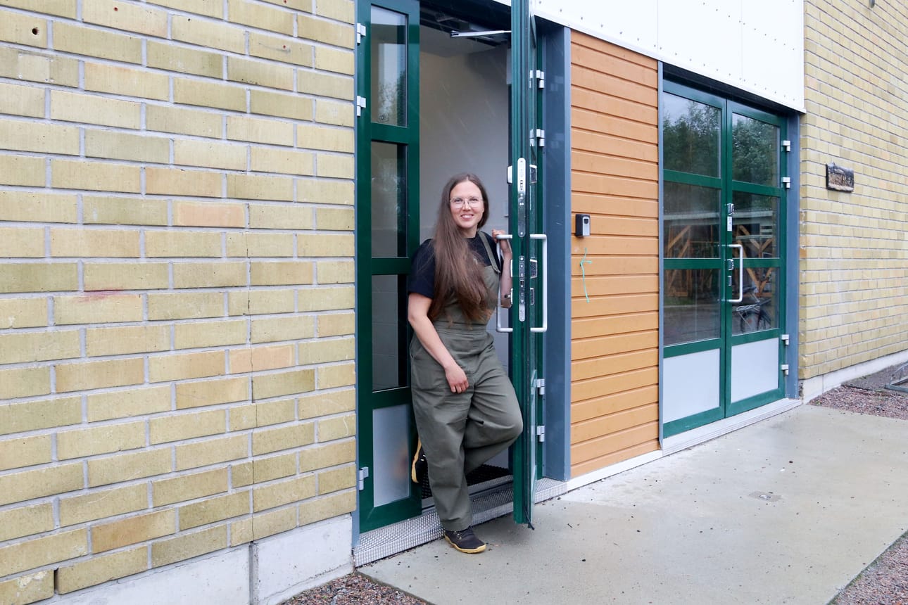 Sanni Lampinen on asunut Muoniossa kahdeksan vuotta ja kotiutunut paikkakunnalle hyvin. Muoniolaiseksi hän ei kuitenkaan vielä itseään koe. ”Muoniolaiset ovat muoniolaisia. Olen junantuoma. Pärjään kuitenkin muoniolaisten kanssa hyvin”, hän sanoo.