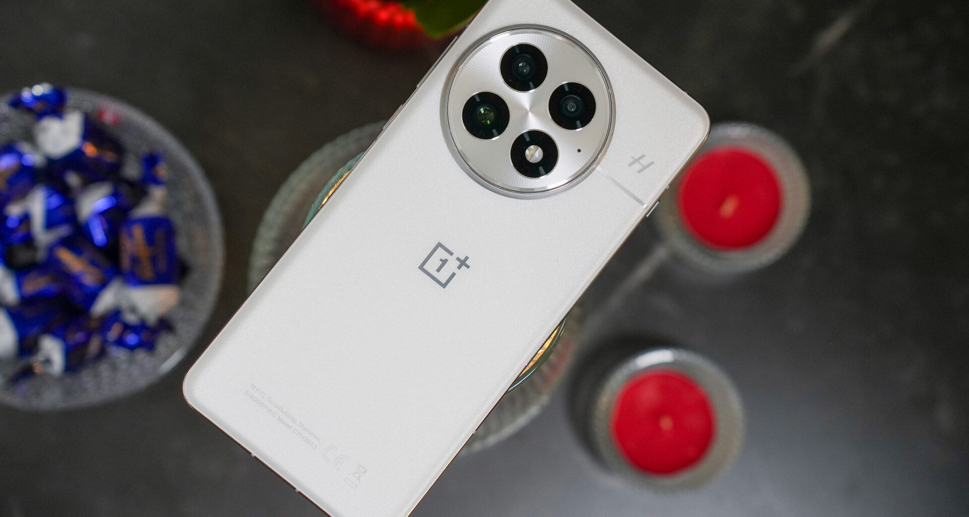 OnePlus 15 tarjoaa 165 hertsin näytön ja uusia peliparannuksia