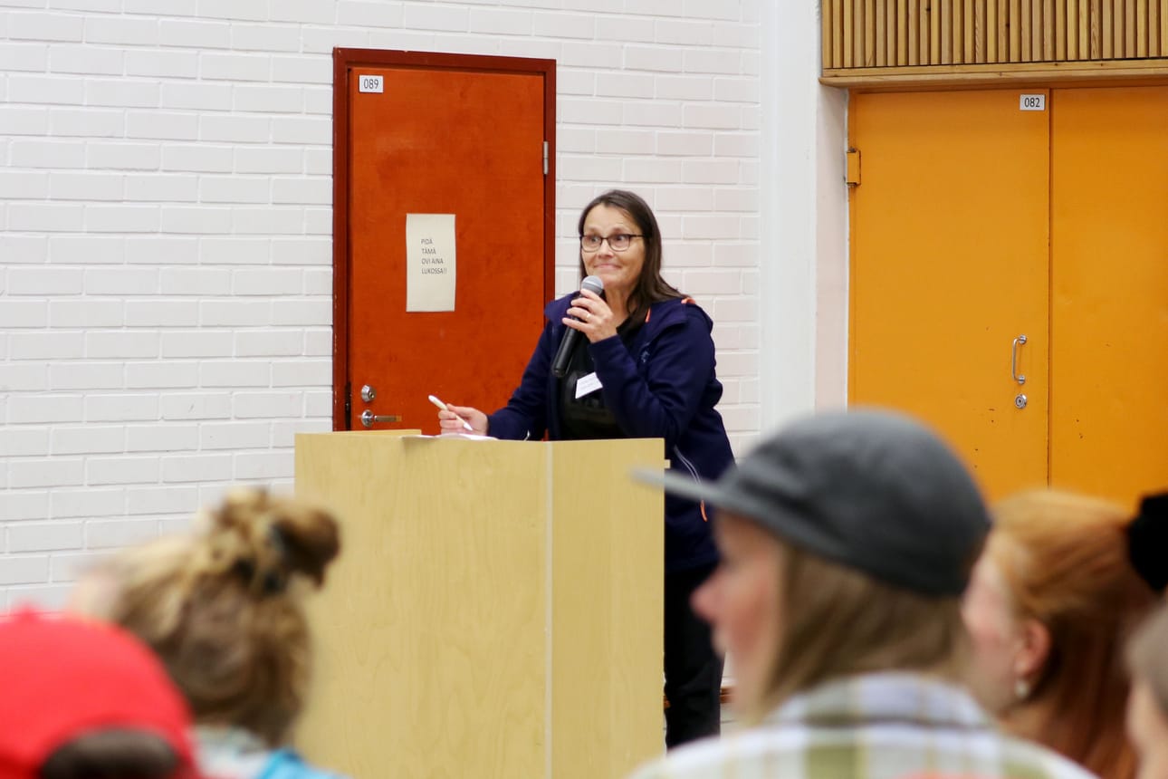 Eräopaskouluttaja Priitta Pöyhtäri-Trøen juonsi 30-vuotisjuhlaa. Pöyhtäri-Trøen uskoo eräopaskoulutuksen tuovan Muonioon elinvoimaa