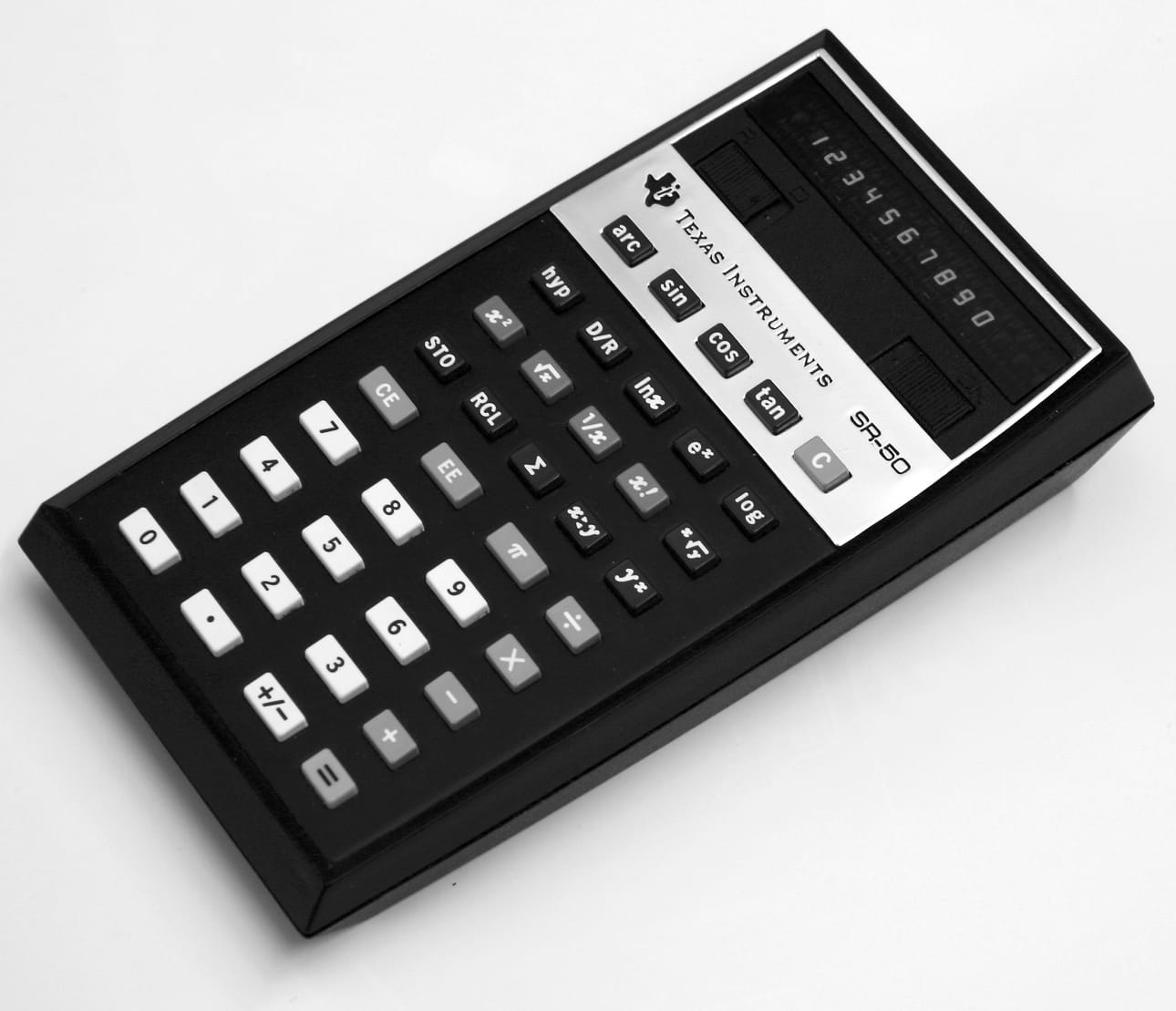 1970-luvun puolivälin taskulaskimissa oli punaiset himmeähköt LED-numerot.