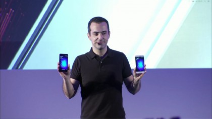 Hugo Barra esittelemässä Xiaomi Mi 5 -älypuhelinta MWC:ssä.