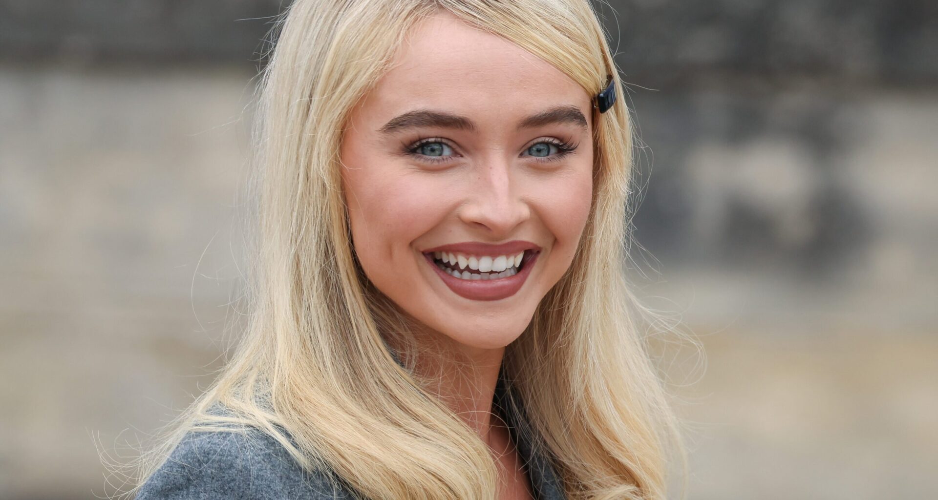 Sabrina Carpenterin uudessa musiikkivideossa nähdään kaksinkertainen Oscar-ehdokas – Katso tyylikäs lyhäri!