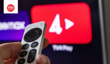 AOP TV4:n logo ja kaukosäädin.