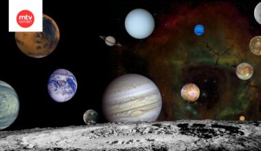 AOP Voyager-avaruusaluksen ottama kuva planeetoista ja neljästä Jupiterin kuusta. Etualalla on Maan kuu. Voyager tutki ja kartoitti Jupiteria, Saturnusta, Uranusta, Neptunusta ja monia niiden kuita.