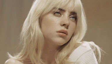 Billie Eilish kuvasi poveaan uima-altaassa – lyhyt kommentti kiteytti tunnelman – Stara