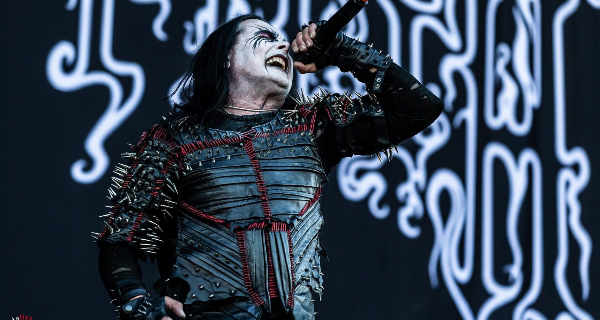 "Suostuttelin bänditoverin syömään sieniä ja hän vietti yön tapetille jutellen" - Dani Filth on nähnyt ja kokenut urallaan kaikenlaista