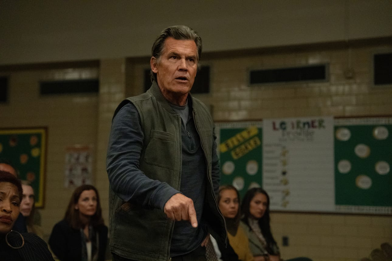 Kadonneen lapsen isä (Josh Brolin) vaatii vastauksia elokuvassa Weapons.