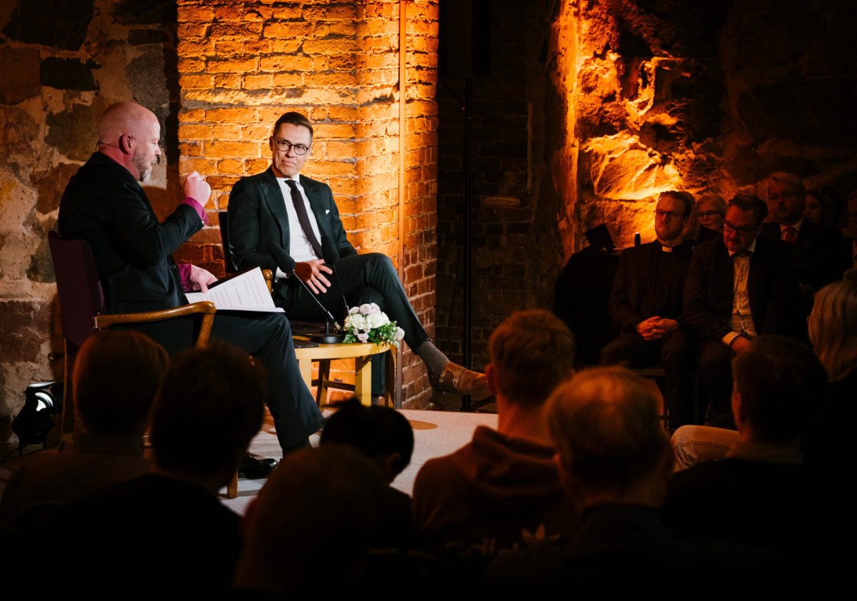 Piispa Teemu Laajasalon ja presidentti Alexander Stubbin keskustelua oli seuraamassa muun muassa joukko Tikkurilan lukion oppilaita.