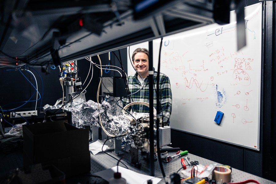Robert Fickler in front of a whiteboard in a laboratory.