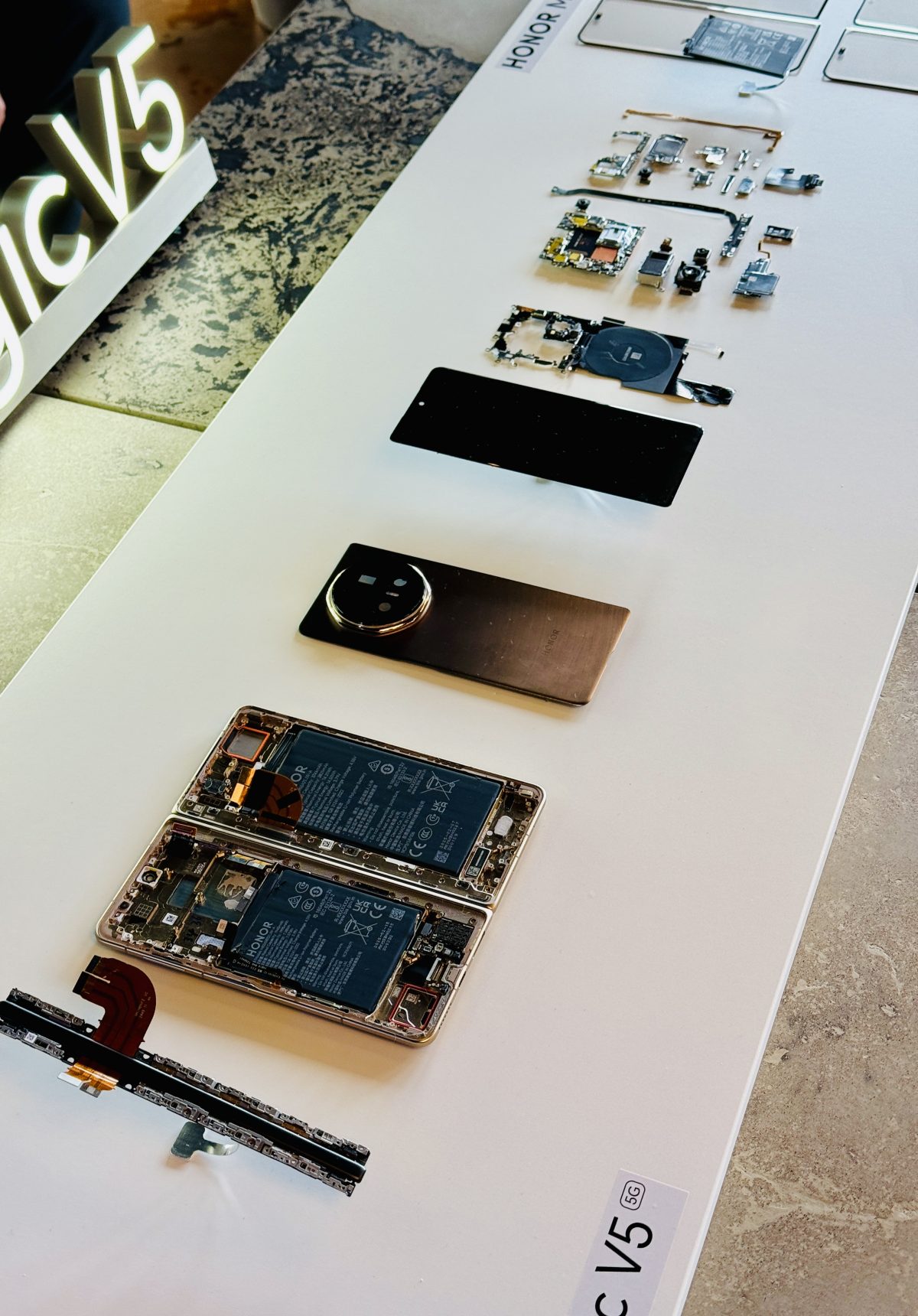 Honor Magic V5 purettuna osiin.