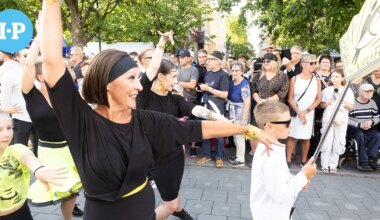 Vaasan keskusta täyttyi tuhansista iloisista kulkijoista – Katso kuvat ja videot Taiteiden yöstä - Ilkka-Pohjalainen