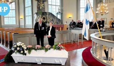 Oi kallis Suomenmaa -veteraanihymni saatteli pikkulotta Laura Uusimäen haudan lepoon