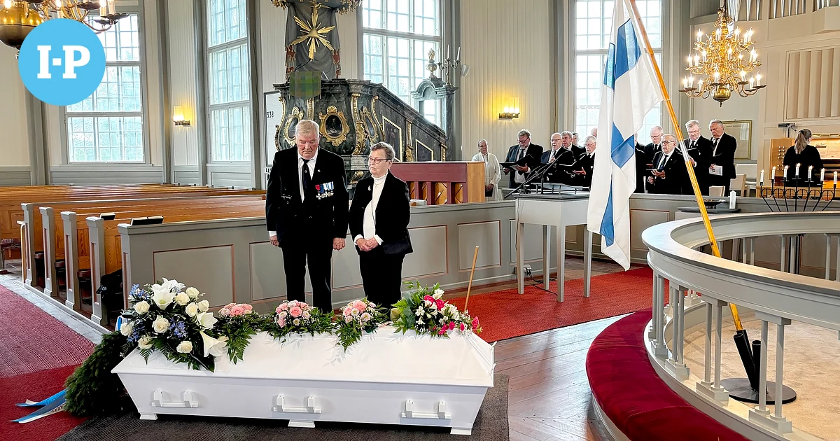 Oi kallis Suomenmaa -veteraanihymni saatteli pikkulotta Laura Uusimäen haudan lepoon
