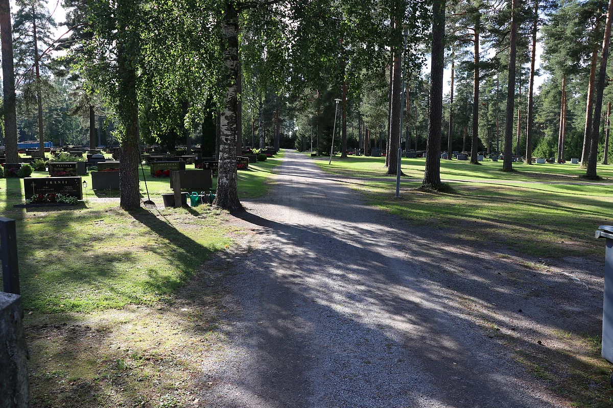 Kirkkoherra Jormakan mielestä Palmun muistomerkin tilanne on surullinen: "Se on kerrassaan lumoava teos, mutta aivan liian iso"