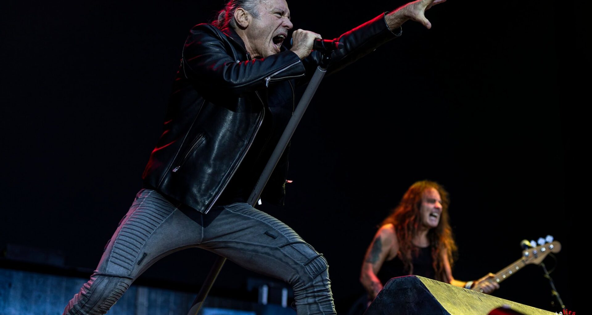 Miksi Iron Maiden ei kiellä puhelimia keikoillaan Ghostin tapaan? Bruce Dickinson kertoo