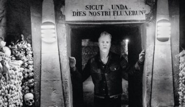 "Hyppäämme kallionkielekkeeltä ja toivomme parasta" – haastattelussa Queens of the Stone Age