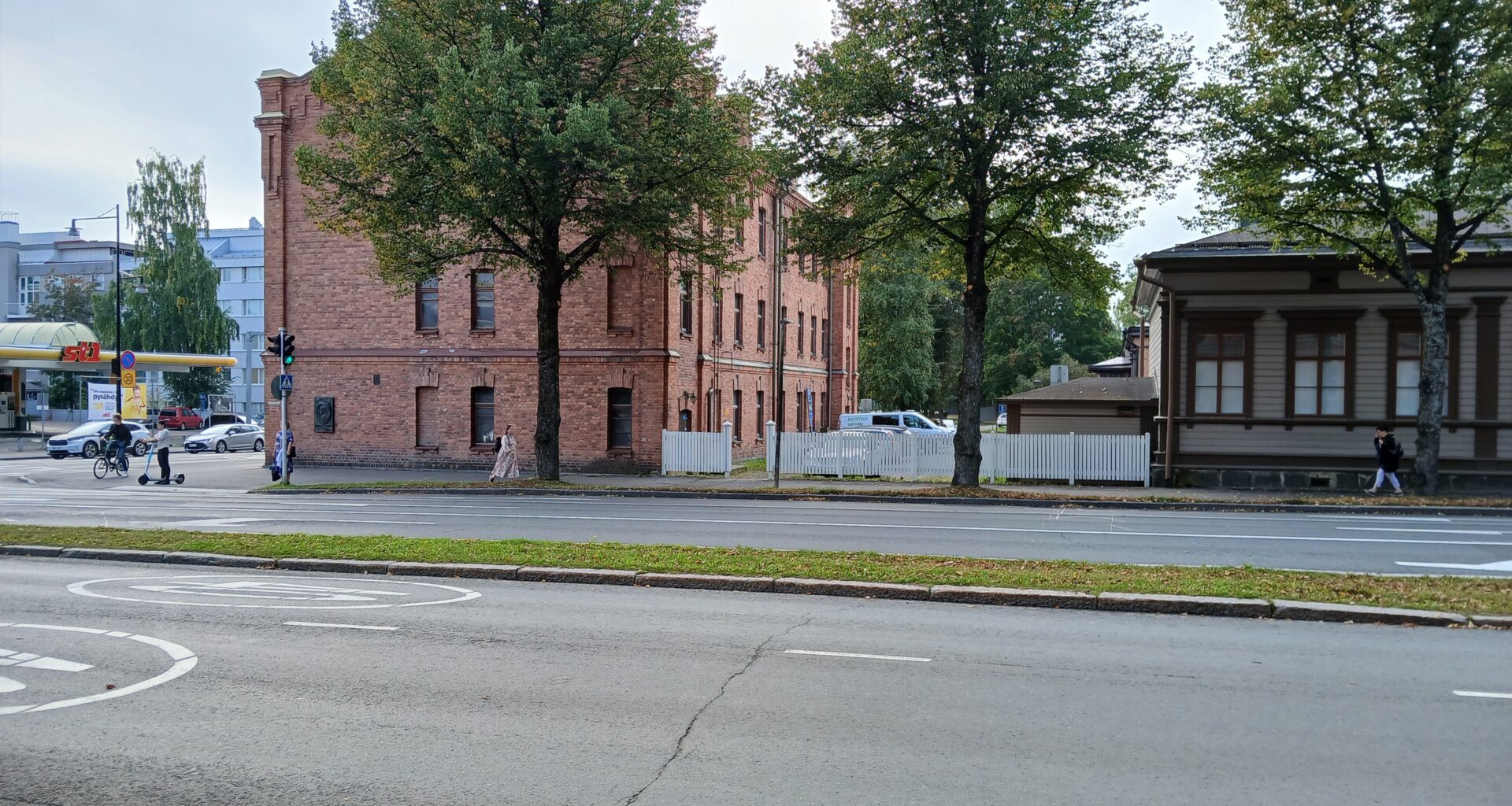 Kasarmialue, jossa näkyy vanhaa kasarmirakennusta ja polttoaineen jakeluasema Puistokadun suunnasta kuvattuna.