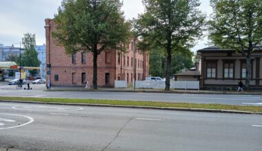 Kasarmialue, jossa näkyy vanhaa kasarmirakennusta ja polttoaineen jakeluasema Puistokadun suunnasta kuvattuna.