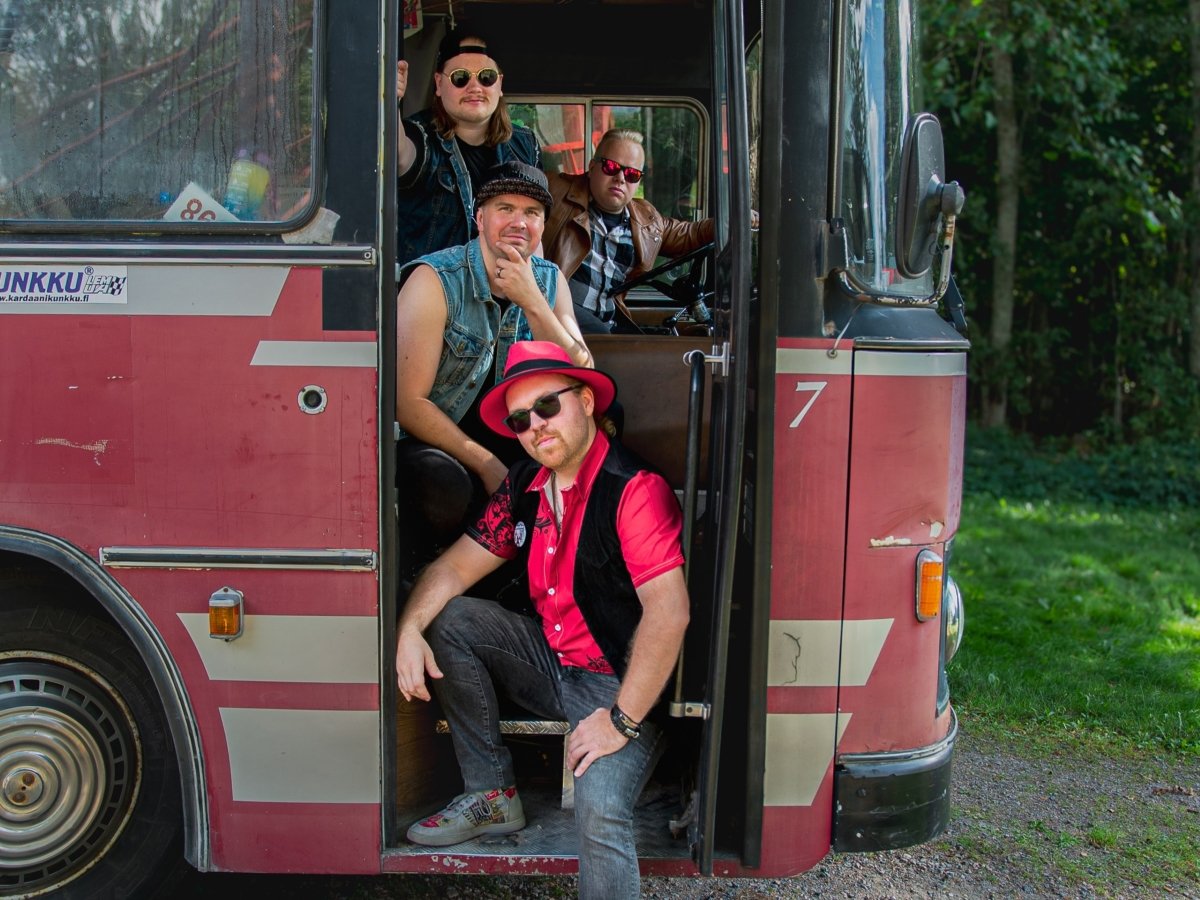 Manserockin manttelinperijän uusi single on valoisa ja toiveikas päätös kesälle ja kiertueelle - "Unelmien seuraaminen ei ole helpoin elämäntie, mutta se on silti kuljettava"