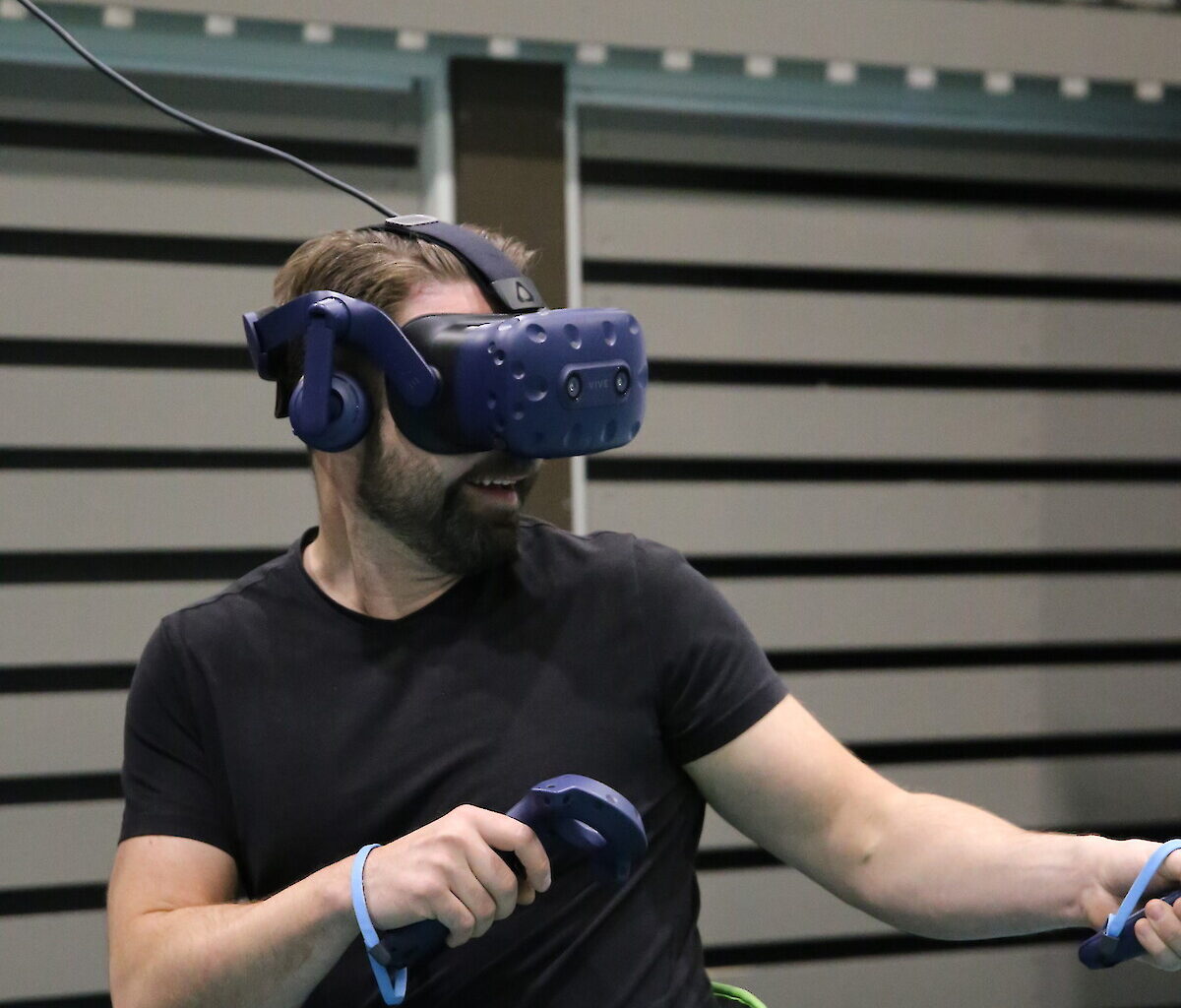 Virtuaalitodellisuus tuli kylpylään – Leijuvat kolikot ja elävät kuolleet tuntuvat todellisilta VR-simulaattorilla