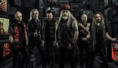 Marko Hietala mukana Lazy Bonezin Late-videolla, jonka kuvauksista laulaja ironisesti myöhästyi