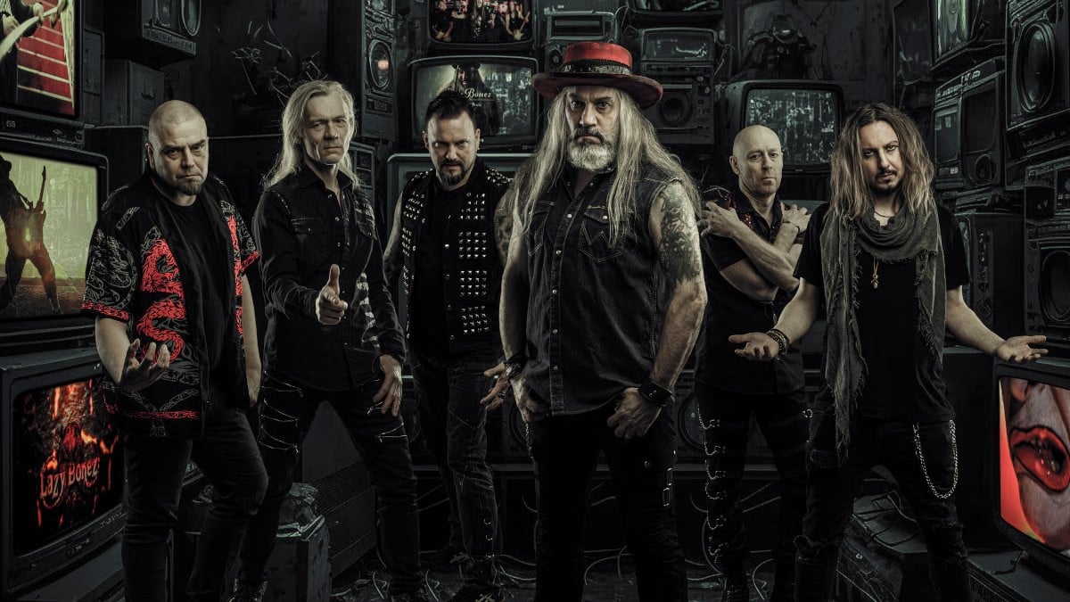 Marko Hietala mukana Lazy Bonezin Late-videolla, jonka kuvauksista laulaja ironisesti myöhästyi