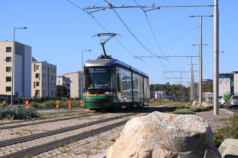 Raitiovaunu Hermannin rantatiellä ympärillä ruderaatti-alue, kuten kiviä ja soramurskaa.