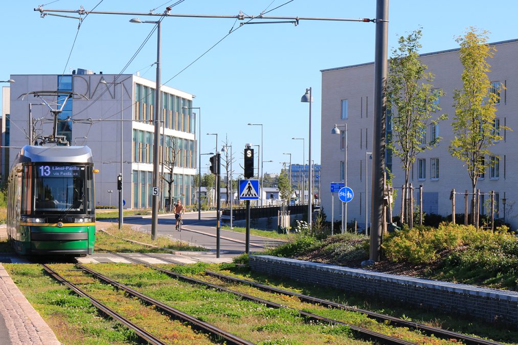 Viherradalla ratikka.