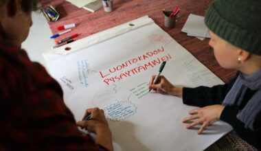 Ennätysmäärä ennallistamista – nuoret pääsivät Luontoliiton kesäleireillä luonnonhoitotalkoisiin