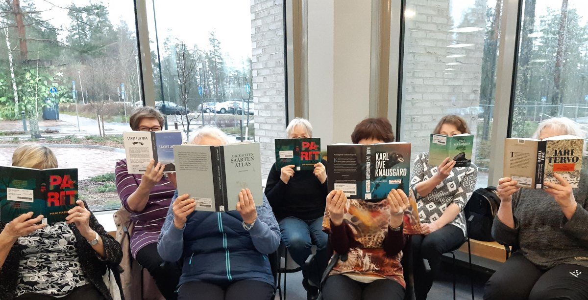 Lahden kirjaston syksyn lukupiirit käynnistyvät jälleen – hyvä lukukokemus voi myös syntyä kirjasta, josta ei ensin syty