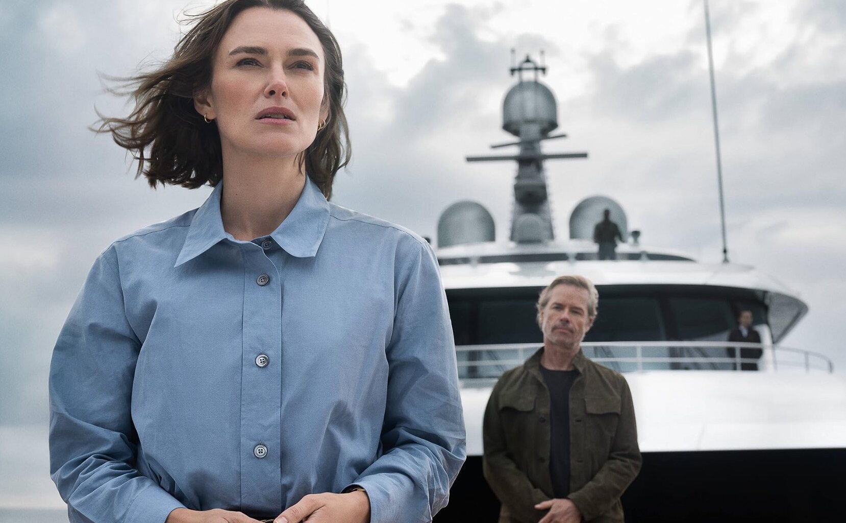 Keira Knightley ja Guy Pearce nähdään luksusristeilijällä tapahtuvan jännärin pääosissa – Katso Netflix-leffan traileri!