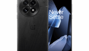 Kuvassa OnePlus 13, Black Eclipse. OnePlus 15:een huhutaan vieläkin mustempaa väriä.