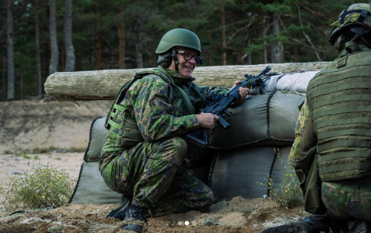 Petteri Orpo täydessä sotilasvarustuksessa, "moderni johtajuus välittyi"